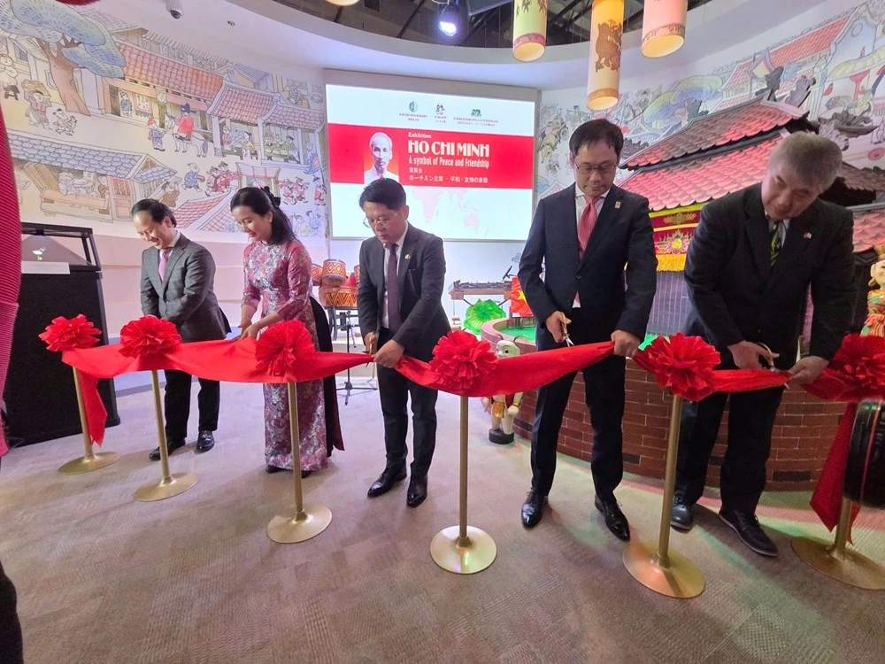Los delegados cortaron la cinta para inaugurar la exposición "Presidente Ho Chi Minh - Símbolo de paz y amistad". (Foto: baovanhoa.vn)