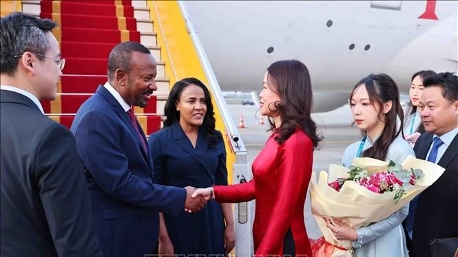 El primer ministro de Etiopía, Abiy Ahmed Ali, llega al aeropuerto internacional de Noi Bai, en Hanói, iniciando su visita oficial a Vietnam. (Foto: VNA)