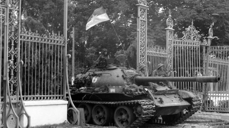 Tanque del 203º Regimiento Blindado, adscrito al 304º Cuerpo, del 2º Ejército, entra al Palacio de la Independencia al mediodía del 30 de abril de 1975. (Foto: Tran Mai Huong/VNA)