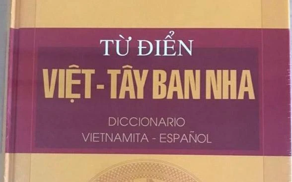 El diccionario vietnamita - español del periodista Vu Van Au (Fotografía: Pham Dinh Loi)