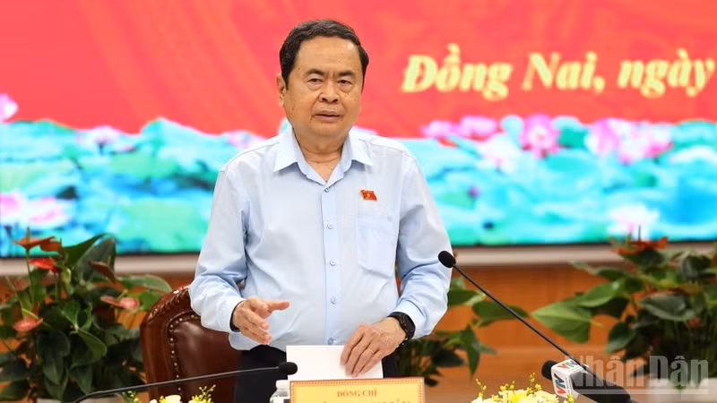 El presidente de la Asamblea Nacional de Vietnam y titular del Consejo Electoral Nacional, Tran Thanh Man, interviene en la reunión. (Foto: Nhan Dan)