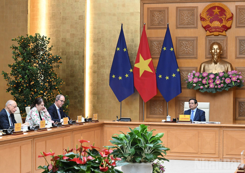 El primer ministro de Vietnam, Pham Minh Chinh, se reúne con representantes de la Unión Europea y embajadores de países de ese bloque en Hanói. (Foto: Nhan Dan)