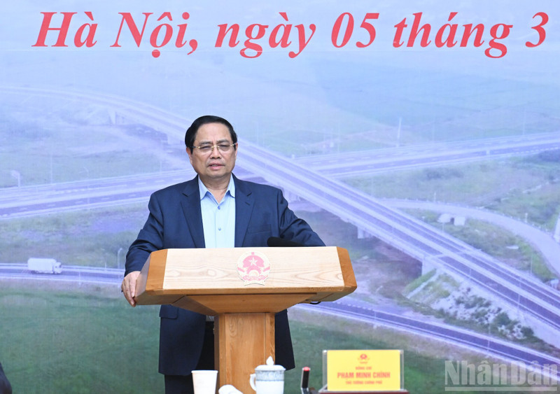 El primer ministro Pham Minh Chinh habla en la reunión. (Foto: Nhan Dan)