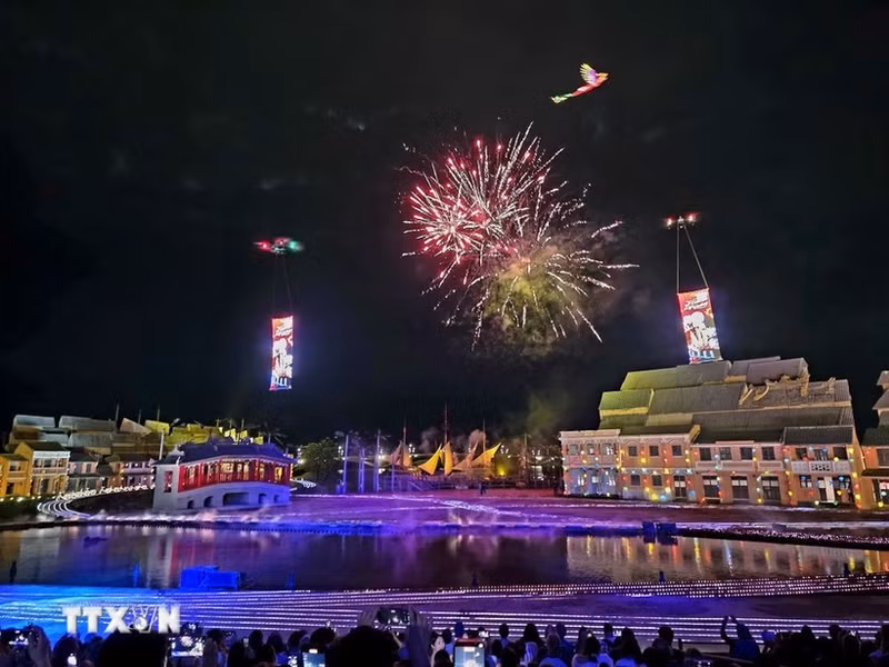 Espectáculo de fuegos artificiales en el Festival de Luces y Patrimonio 2026. (Foto: VNA)