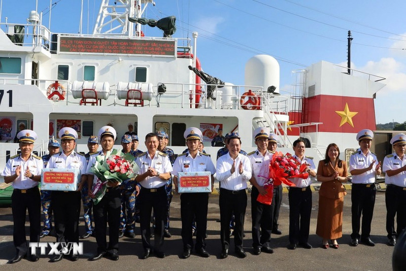 Dirigentes del Comité del Partido Comunista de Vietnam en la provincia de Khanh Hoa entregan regalos a la fuerza encargada de las elecciones anticipadas en la zona especial de Truong Sa. (Foto: VNA)
