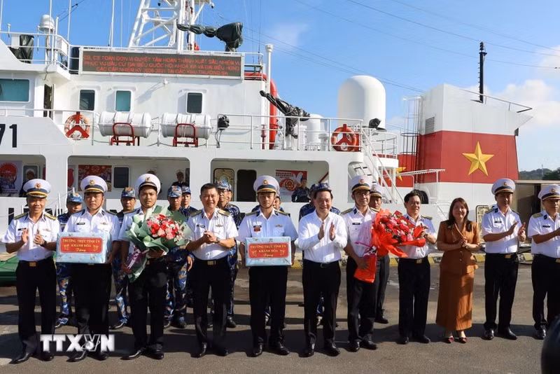 Dirigentes del Comité del Partido Comunista de Vietnam en la provincia de Khanh Hoa entregan regalos a la fuerza encargada de las elecciones anticipadas en la zona especial de Truong Sa. (Foto: VNA)