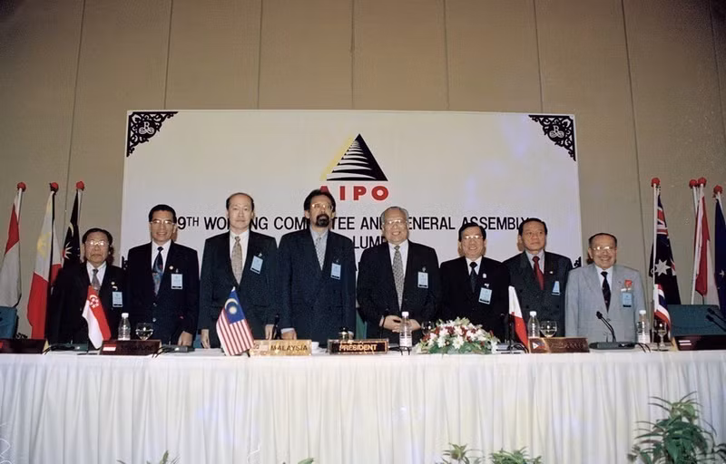Una delegación de la Asamblea Nacional de Vietnam, encabezada por su presidente Nong Duc Manh, asistió a la XIX Asamblea General de la Organización Interparlamentaria de la Asean (AIPO) en Kuala Lumpur, Malasia (del 24 al 28 de agosto de 1998).