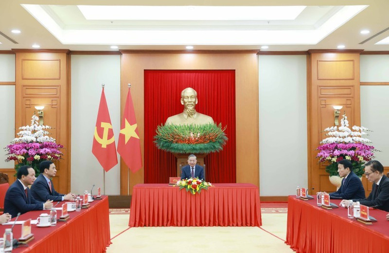 El secretario general del Partido Comunista de Vietnam, To Lam, sostiene el 24 de enero una conversación telefónica con el presidente de Rusia, Vladimir Putin. (Foto: VNA)