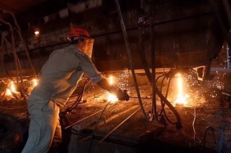 La empresa siderúrgica Pomina (fundada en 1999) invierte en la construcción de una cadena de tres modernas plantas de refinación y laminación de acero, convirtiéndose en un proveedor líder de ese material en Vietnam.