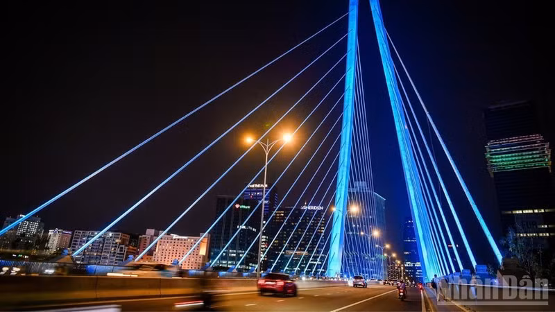 El aspecto vibrante y moderno de Ciudad Ho Chi Minh por la noche. (Foto: Nhan Dan)