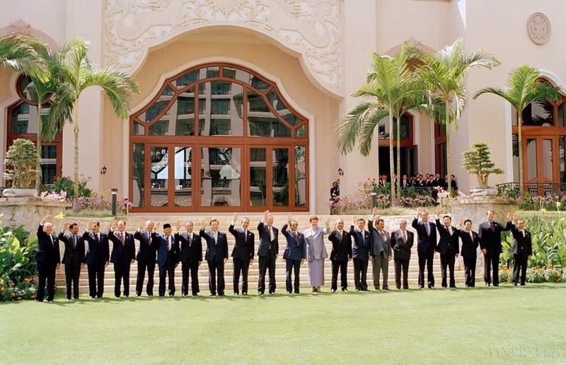 El 14 de noviembre de 1998, Vietnam se convirtió en miembro oficial del Foro de Cooperación Económica Asia-Pacífico (APEC).