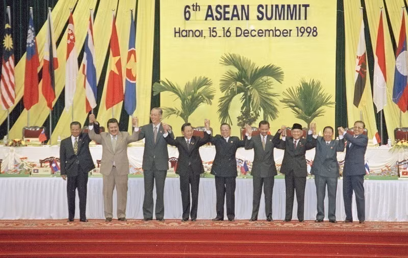 En diciembre de 1998, Vietnam organizó con éxito la VI Cumbre de la Asociación de Naciones del Sudeste Asiática (Asean), la primera vez que acogía una cumbre del bloque regional desde su incorporación.