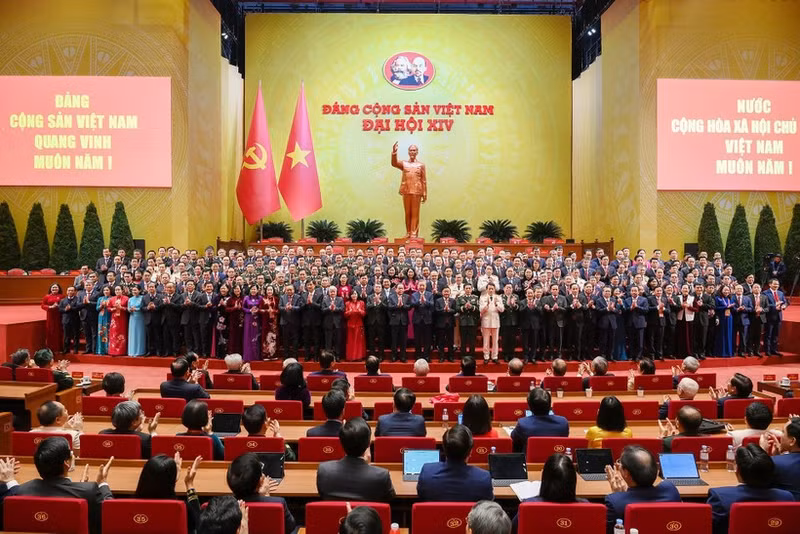 El Comité Central del Partido Comunista de Vietnam del XIV mandato comparece ante los delegados. (Foto: Nhan Dan)