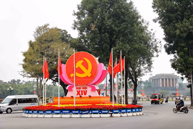 El emblema de la hoz y el martillo, las banderas del Partido y del país se exhiben en la intersección de Dien Bien Phu, Doc Lap y Chu Van An, durante el XIV Congreso Nacional del PCV. (Foto: VNA)