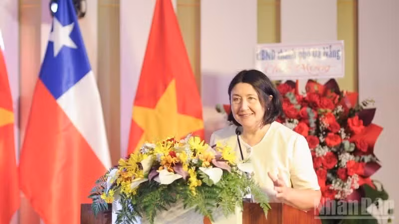 La embajadora de Chile en Vietnam, Nasly Bernal Prado, interviene en la recepción. (Foto: Nhan Dan)
