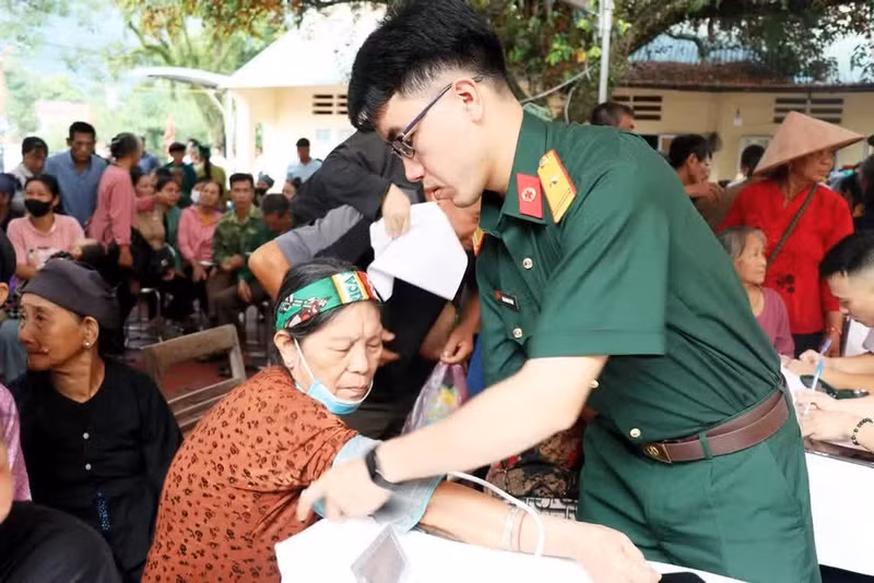 La Academia de Medicina Militar ofrece consulta médica y fármacos en la comuna de Linh Ho.
