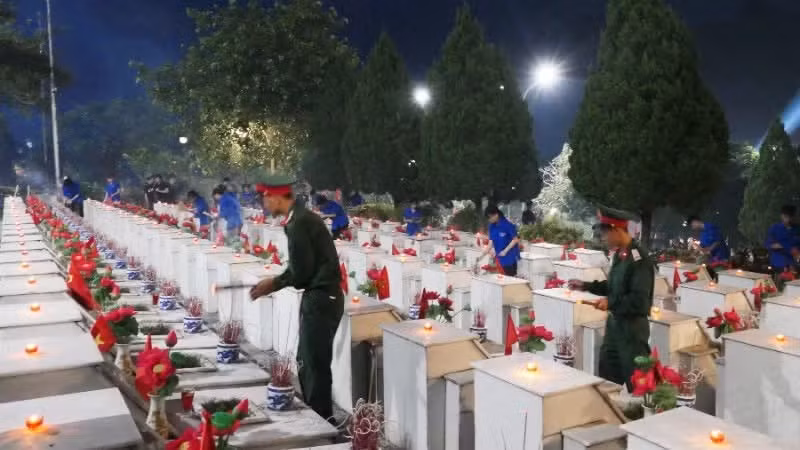 Jóvenes militares colocan inciensos y velas en memoria de los soldados que descansan en el Cementerio Nacional de Mártires de guerra de Vi Xuyen. (Foto: Nhan Dan)