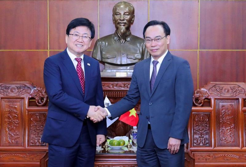 El ministro interino de Educación y Formación de Vietnam, Hoang Minh Son (derecha), y el titular de Educación de Corea del Sur, Choi Kyo-jin. (Foto: giaoducthoidai.vn)