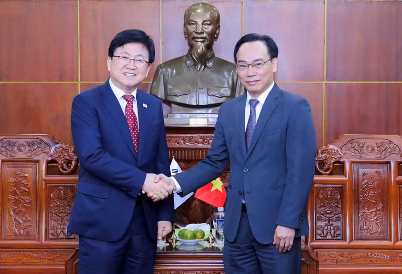El ministro interino de Educación y Formación de Vietnam, Hoang Minh Son (derecha), y el titular de Educación de Corea del Sur, Choi Kyo-jin. (Foto: giaoducthoidai.vn)