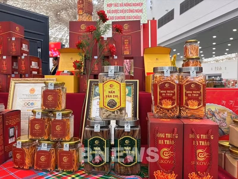 Productos farmacéuticos OCOP de la Cooperativa de Agricultura y Hierbas Medicinales de Alta Tecnología Sukova en la feria. (Foto: VNA)