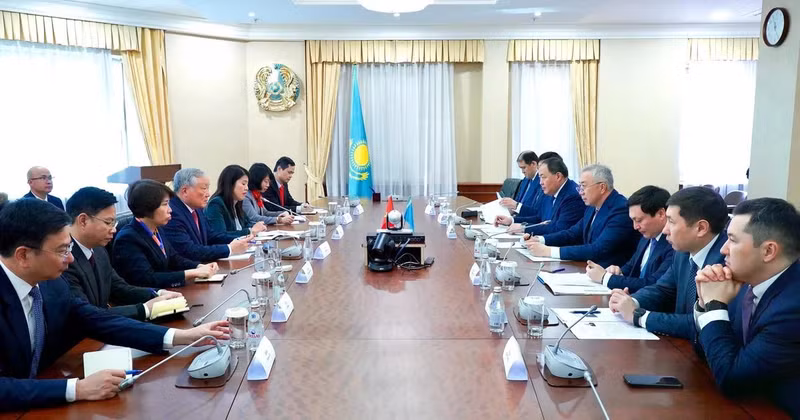 Escena del encuentro entre el viceprimer ministro permanente de Vietnam, Nguyen Hoa Binh, y el viceprimer ministro y titular de Economía Nacional de Kazajistán, Serik Zhumangarin. (Foto: VNA)