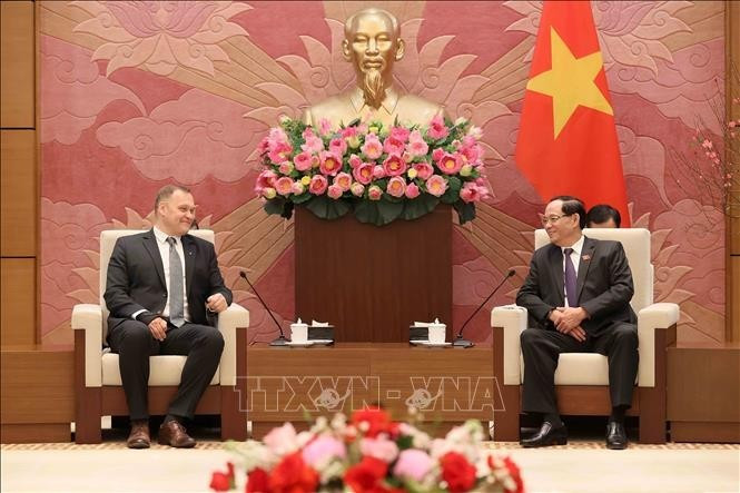 El vicepresidente de la Asamblea Nacional de Vietnam Tran Quang Phuong recibe a Zoltán Sas, titular de la Comisión de Seguridad Nacional del Parlamento de Hungría. (Foto: VNA)