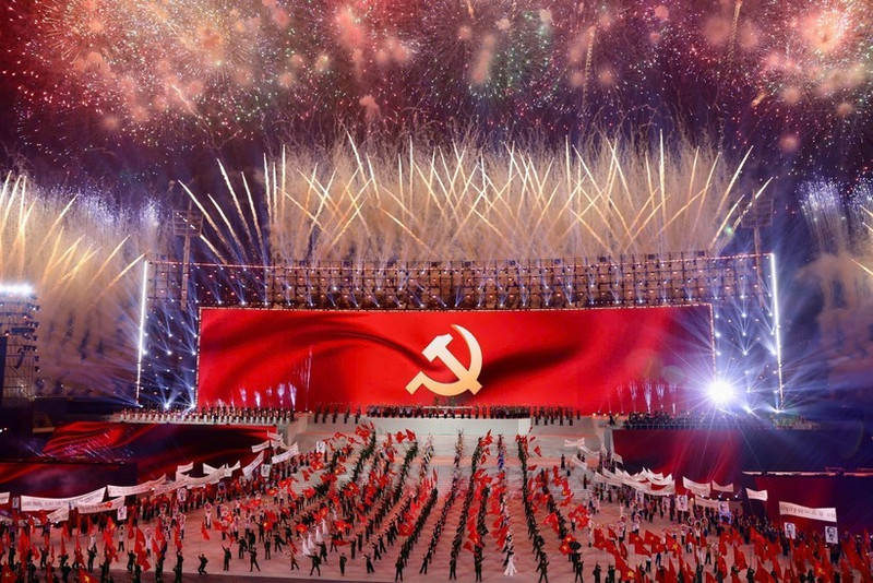 Un espectáculo de fuegos artificiales a gran escala, descrito como una sinfonía majestuosa, celebró el éxito del XIV Congreso Nacional del Partido Comunista de Vietnam en la noche del 23 de enero de 2026. (Foto: VNA)