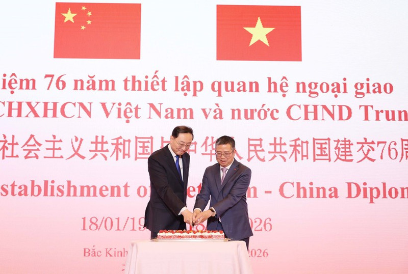 El embajador de Vietnam en China, Pham Thanh Binh (derecha), y el viceministro de Asuntos Exteriores de China, Sun Weidong, en la ceremonia. (Foto: VNA)