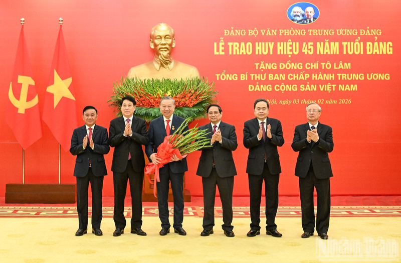 Los miembros clave de la administración nacional otorgan flores de felicitación al secretario general del Partido Comunista de Vietnam, To Lam. (Foto: Nhan Dan)