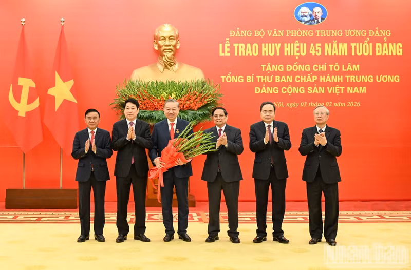 Los miembros clave de la administración nacional otorgan flores de felicitación al secretario general del Partido Comunista de Vietnam, To Lam. (Foto: Nhan Dan)