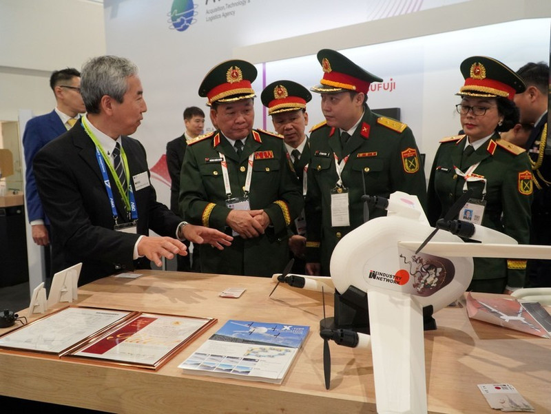 Oficiales del Ministerio de Defensa de Vietnam participan en Singapore Airshow 2026. (Foto: VNA)