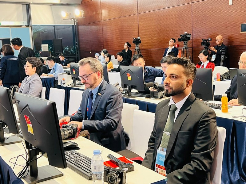 Representantes internacionales siguen el desarrollo del XIV Congreso Nacional del PCV en el Centro de Convenciones de Vietnam. (Foto: VNA)