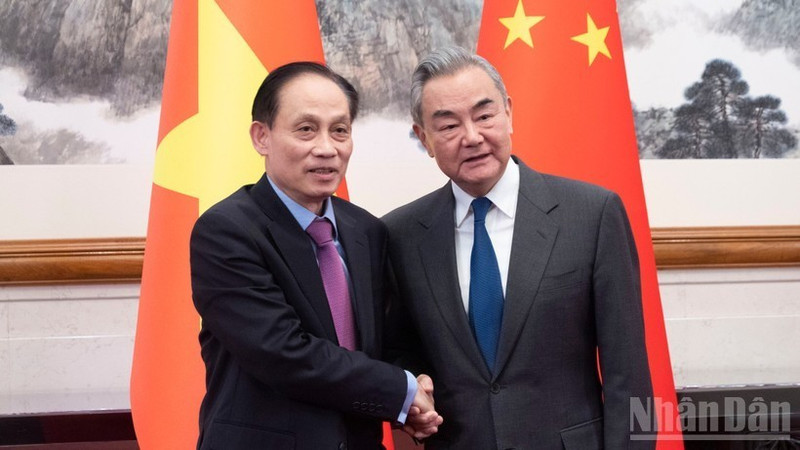 El ministro de Relaciones Exteriores vietnamita, Le Hoai Trung (izquierda), se reúne con su homólogo chino, Wang Yi. (Foto: Nhan Dan)