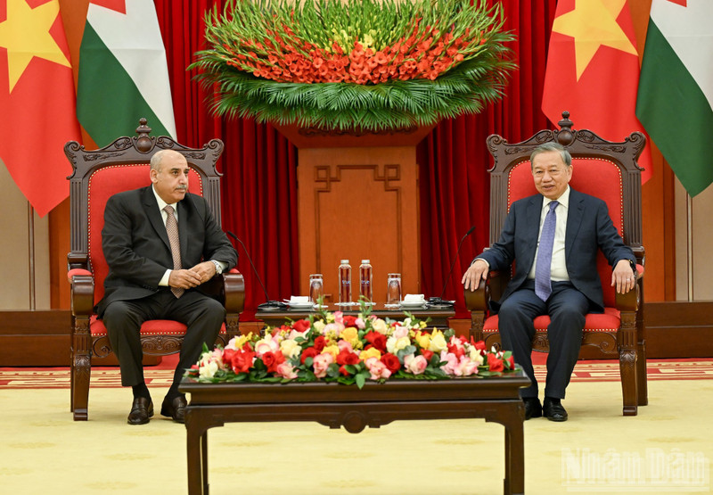 El secretario general del Partido Comunista de Vietnam, To Lam, conversa con el presidente de la Cámara de Representantes de Jordania, Mazen Turki El Qadi. (Foto: Nhan Dan)