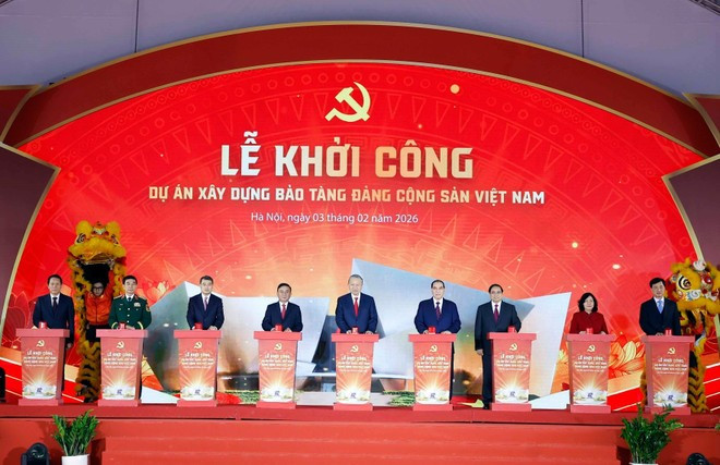 El secretario general del Partido Comunista de Vietnam, To Lam, y el primer ministro del país, Pham Minh Chinh, junto con otros delegados, en el evento. (Foto: VNA)