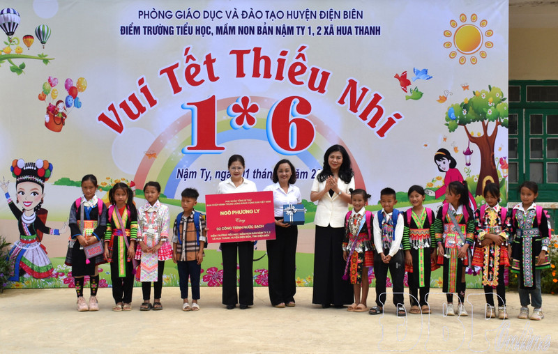 Ngo Phuong Ly, esposa del secretario general del Partido Comunista de Vietnam, To Lam entrega regalos a los maestros y alumnos en la guardería y la escuela primaria de Nam Ty 1 y 2, en la comuna de Hua Thanh. (Fotografía: baodienbienphu.vn)
