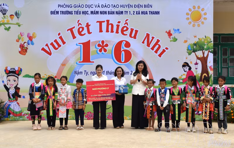 Ngo Phuong Ly, esposa del secretario general del Partido Comunista de Vietnam, To Lam entrega regalos a los maestros y alumnos en la guardería y la escuela primaria de Nam Ty 1 y 2, en la comuna de Hua Thanh. (Fotografía: baodienbienphu.vn)