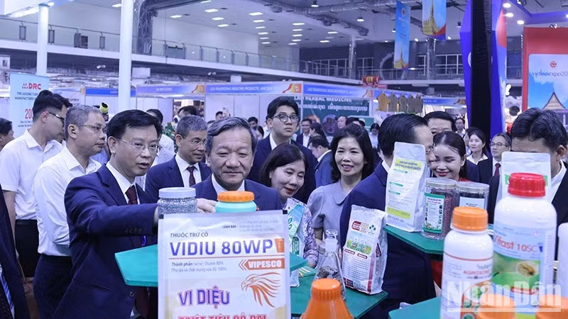 Delegados de los dos países recorren la feria. (Foto: Nhan Dan)