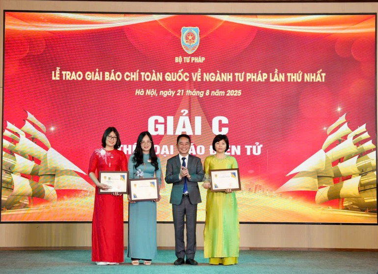 El grupo de autores de la redacción Nhan Dan en Línea en la ceremonia de premiación. (Foto: Nhan Dan)