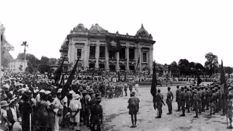 Días de agosto llenos de efervescencia en Hanói. La Revolución de Agosto marca el inicio de una nueva era en Vietnam, en la que el pueblo vietnamita tomó el control del país y de su propio destino. (Foto: Archivo de la VNA)