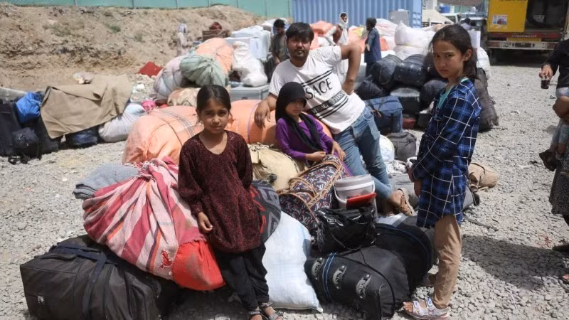 Refugiados afganos recién llegados a un campamento temporal en Kabul, la capital, el 29 de junio de 2025. (Foto: Xinhua)