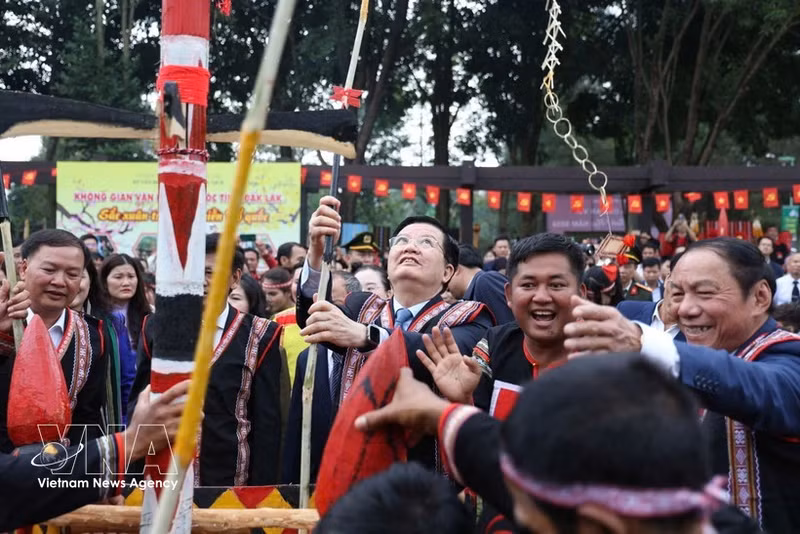 El viceprimer ministro Mai Van Chinh participa en el evento “Colores de primavera en toda la Patria”. (Foto: VNA)