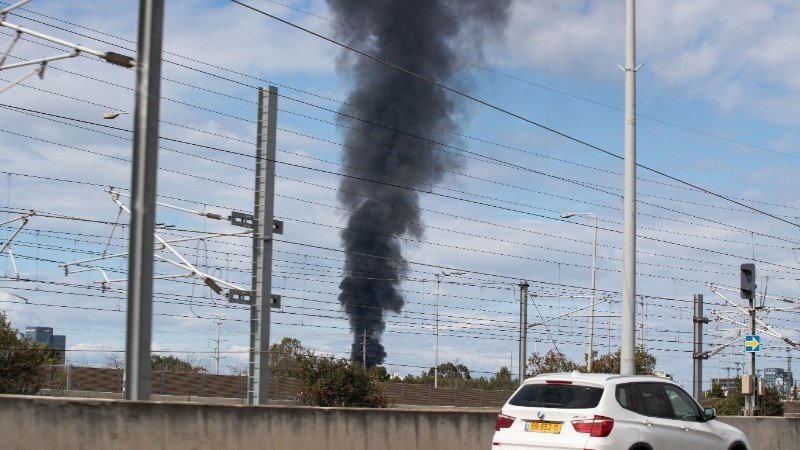 Salida de humo en la ciudad israelí de Tel Aviv, el 28 de febrero de 2026. (Foto: Xinhua/VNA)