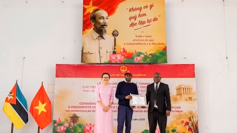 El director del Departamento de Educación de la ciudad de Maputo, Helio Martins Mudender, y la embajadora de Vietnam en Mozambique, Tran Thi Thu Thin, entregan el primer premio al ganador del concurso. (Foto: Embajada de Vietnam en Mozambique)