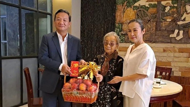 El embajador de Vietnam en Laos, Nguyen Minh Tam, entrega obsequios a varias familias connacionales con servicios meritorios a la Revolución en ambos países. (Foto facilitada por colaboradores)