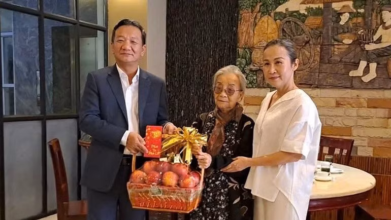 El embajador de Vietnam en Laos, Nguyen Minh Tam, entrega obsequios a varias familias connacionales con servicios meritorios a la Revolución en ambos países. (Foto facilitada por colaboradores)
