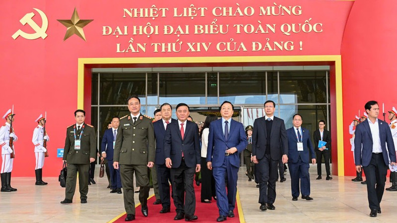 El miembro del Buró Político y miembro permanente del Secretariado del Comité Central del PCV, Tran Cam Tu, inspecciona el ensayo general de las labores de servicio para el XIV Congreso Nacional de la organización política. (Foto: Nhan Dan)