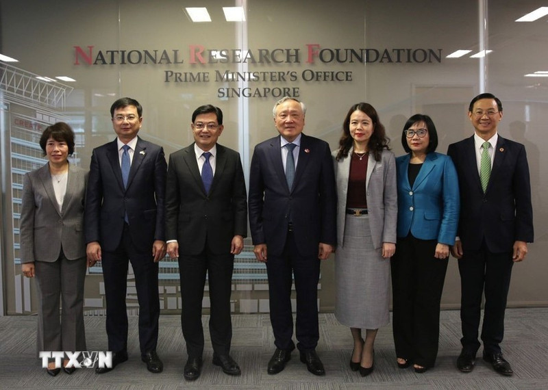 El viceprimer ministro vietnamita, Nguyen Hoa Binh, y el exviceprimer ministro y extitular de Finanzas de Singapur, Tharman Shanmugaratnam. (Foto: VNA)