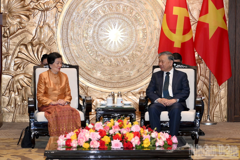 Escena de la reunión entre el secretario general del Partido Comunista de Vietnam, To Lam, y la embajadora saliente de Camboya, Chea Kimtha. (Foto: Nhan Dan)