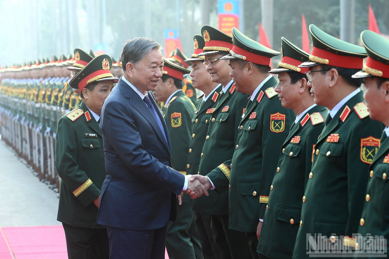 Dirigentes de la Dirección General de Logística y Técnica y del Ministerio de Defensa reciben al secretario general del Partido Comunista de Vietnam, To Lam. (Foto: Nhan Dan)